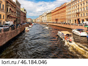 Petersburg city landscape with a river sink and walking boats (2023 год). Редакционное фото, фотограф Владимир Ушаров / Фотобанк Лори