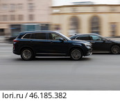 Skywell ET5 all electric car driving down the street. Редакционное фото, фотограф Константин Григорьев / Фотобанк Лори