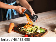 Woman making zucchini and carrot spaghetti. Стоковое фото, фотограф Pixel_shot / Фотобанк Лори