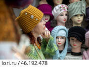 Павильон с продажей женских вязанных головных уборов на выставке-форуме "Уникальная Россия" в Гостином дворе города Москвы, Россия. Редакционное фото, фотограф Николай Винокуров / Фотобанк Лори