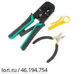Инструмент для обжима интернет-кабеля витой пары на белом фоне. Tool for crimping of internet cable on a white background. Стоковое фото, фотограф Татьяна Д / Фотобанк Лори