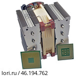 Вентилятор охлаждения процессора компьютера на белом фоне. CPU cooler with cooling radiator on a white background. Стоковое фото, фотограф Татьяна Д / Фотобанк Лори