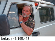 Старатель - один из руководителей на золотодобывающем предприятии на рабочем участке. Восточная Сибирь, Якутия (2010 год). Редакционное фото, фотограф Павел Просянов / Фотобанк Лори