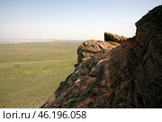 Песчанная скала горы Богдо ( Богдинско-Баскунчакский заповедник ), на дальнем плане - озеро Баскунчак. Стоковое фото, фотограф Павел Просянов / Фотобанк Лори