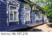 Окна старинного деревянного дома XIX века,на бывшей Запасной ( ул. Калинина, 7 ).   Фото: 2005 г. Астрахань. Редакционное фото, фотограф Павел Просянов / Фотобанк Лори