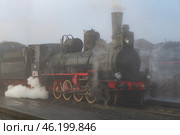 Старый работающий паровоз Ов.324 (серия Ов, Овечка) туманным октябрьским утром. Станция Сортавала. Редакционное фото, фотограф Виктор Карасев / Фотобанк Лори