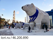 Город Тюмень. Фигура медведя Папа Миша возле здания цирка. Редакционное фото, фотограф Александр Тараканов / Фотобанк Лори