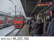 Пригородный электропоезд ЭТ2М 136, следующий в сторону Волховстроя, подъезжает к платформе. 7-й путь Ладожского железнодорожного вокзала. Город Санкт-Петербург. Редакционное фото, фотограф Румянцева Наталия / Фотобанк Лори
