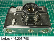 Karachev, Bryansk region Russia - February, 16, 2025: Retro photographic equipment of the USSR – FED-5 rangefinder film camera with an Industar-61L/D lens. Close-up. Virtual Museum of Electronics. Редакционное фото, фотограф Андрей Жигальцов / Фотобанк Лори