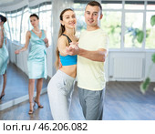 Positive couple practicing slow foxtrot in dance studio. Стоковое фото, фотограф Яков Филимонов / Фотобанк Лори
