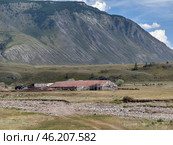 Livestock farm on the banks of the Belgebash River in Altai. Rural landscape in the mountains. Стоковое фото, фотограф Сергей Пристяжнюк (Serg Zastavkin) / Фотобанк Лори