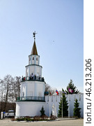 Поселок Раифа. Музей истории Раифского Богородицкого мужского монастыря. Туристы на смотровой площадке (2024 год). Стоковое фото, фотограф Александр Тараканов / Фотобанк Лори