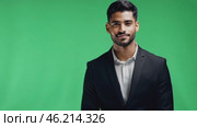 Businessman smiling confident on green screen. Male dressed in a stylish formal outfit. Professional millennial man isolated on green background. Chroma key backdrop. Headshot portrait. Presentation. Стоковое AI-видео, аниматор Марина Демидюк / Фотобанк Лори