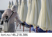 Сотрудник пляжа во время дезинфекции территории. Стоковое фото, фотограф Дмитрий Феоктистов / ТАСС / Фотобанк Лори