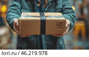Delivery man offering a cardboard package. Стоковое AI-видео, аниматор Юрий Поздников / Фотобанк Лори