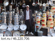 Блошинный рынок в Тбилиси, Грузия. Продажа кастрюль и кухонной утвари. Редакционное фото, фотограф Evgenia Shevardina / Фотобанк Лори