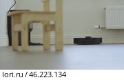 round robot vacuum moves methodically across the bathroom floor, its sensors scanning for dust and hair. Стоковое видео, видеограф Feruza Tashmetova / Фотобанк Лори