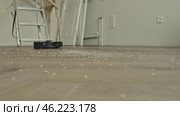 round robot vacuum moves methodically across the bathroom floor, its sensors scanning for dust and hair. Стоковое видео, видеограф Feruza Tashmetova / Фотобанк Лори