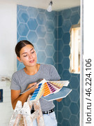 Young woman selects a harmonious color of paint with existing. Стоковое фото, фотограф Яков Филимонов / Фотобанк Лори