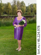 Portrait of a beautiful mature woman with a bouquet of flowers in a park on an autumn day. Стоковое фото, фотограф Акиньшин Владимир / Фотобанк Лори