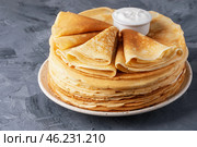 Stack of traditional russian pancakes blini on gray background. Homemade russian thin pancakes blini. Russian food, russian kitchen. Стоковое фото, фотограф Наталия Попова / Фотобанк Лори
