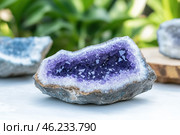 Geode of amethyst crystals on a blurred background. Стоковое AI-изображение, AI-художник Евгений Харитонов / Фотобанк Лори