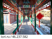 Red traditional Chinese rows are suspended in the long corridor. The Palace park (Forbidden City) located in Beijing, China (2024 год). Стоковое фото, фотограф Кекяляйнен Андрей / Фотобанк Лори