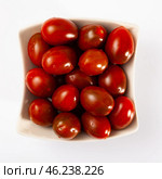 White bowl with fresh cherry kumato tomatoes on table. Стоковое фото, фотограф Яков Филимонов / Фотобанк Лори