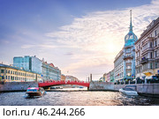 Красный мост, Торговый дом С. Эсдерс и К. Схейфальс - Швейная фабрика имени В. Володарского, река Мойка, Санкт-Петербург. Стоковое фото, фотограф Baturina Yuliya / Фотобанк Лори