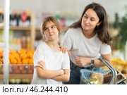 Mom calms down her capricious daughter who wants to buy sweets at supermarket. Стоковое фото, фотограф Яков Филимонов / Фотобанк Лори