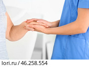 Female doctor with senior woman suffering from Parkinson syndrome in clinic. Стоковое фото, фотограф Pixel_shot / Фотобанк Лори