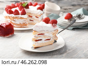 Plate with piece of delicious strawberry cake on table. Стоковое фото, фотограф Pixel_shot / Фотобанк Лори