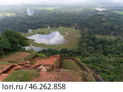 Руины крепости Сигирия (Sigiriya) на Львиной скале в Шри-Ланке. Стоковое фото, фотограф Дымов Игорь / Фотобанк Лори