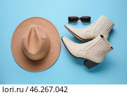 Female shoes, sunglasses and felt hat on color background. Стоковое фото, фотограф Pixel_shot / Фотобанк Лори