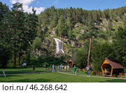 Park Hotel Podgorica, Altai, Russia - July 11, 2024: Kamyshlinsky Waterfall and observation deck. Waterfall located at the mouth of the river Kamyshla in Shebalinsky District of the Altai Republic. Редакционное фото, фотограф Сергей Пристяжнюк (Serg Zastavkin) / Фотобанк Лори