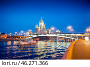 A high-rise building on Kotelnicheskaya embankment and Bolshoy Ustinsky bridge at night. Moscow (2010 год). Стоковое фото, фотограф Константин Лабунский / Фотобанк Лори