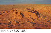 Bayanzag flaming cliffs at sunset in Mongolia. Стоковое видео, видеограф Михаил Коханчиков / Фотобанк Лори