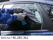 Male worker tinting car window. Стоковое фото, фотограф Pixel_shot / Фотобанк Лори