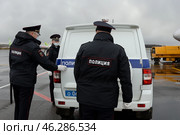 Полицейские вывозят авиационного дебошира с борта самолёта (2020 год). Редакционное фото, фотограф Free Wind / Фотобанк Лори
