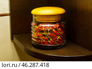 Натюрморт. Банка со стручками жгучего перца. Стоковое фото, фотограф Владимир Шибаев / Фотобанк Лори