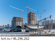 За станцией метро видны строительные краны и высотные здания. Редакционное фото, фотограф Валерий Иванович Клейменов / Фотобанк Лори