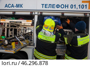 Сотрудник МЧС России разбирает инструменты в специальном автомобиле службы спасения в городе Москве, Россия. Редакционное фото, фотограф Николай Винокуров / Фотобанк Лори