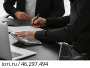 Bank manager working with client in office. Стоковое фото, фотограф Pixel_shot / Фотобанк Лори