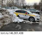 Такси застряло в снегу (2022 год). Редакционное фото, фотограф Антон Моргунов / Фотобанк Лори