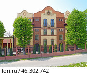 Здание гостиницы "Анна". Улица, Советская, 10. Поселок Янтарный, Калининградская область (2011 год). Редакционное фото, фотограф Ирина Борсученко / Фотобанк Лори