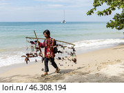Таиланд. Ко Чанг. Торговля сувенирами на пляже для туристов. Thailand. Koh Chang. Souvenir trade on the beach for tourists. Редакционное фото, фотограф Алексей Смышляев / Фотобанк Лори