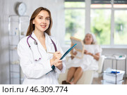 Young doctor with folder. Стоковое фото, фотограф Яков Филимонов / Фотобанк Лори