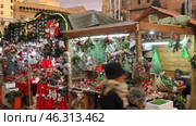 Traditional Christmas fair near Cathedral in evening. Barcelona, Catalonia. (2019 год). Редакционное видео, видеограф Яков Филимонов / Фотобанк Лори