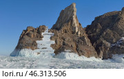 Video of winter Baikal Lake. Natural landmark of Olkhon Island is famous Cape Khoboy on sunny day in February. Place of attraction for tourists for outdoor activities. Beautiful landscape. Natural background. Стоковое видео, видеограф Виктория Катьянова / Фотобанк Лори