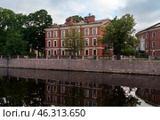 St. Petersburg, Russia, 07.20.2024: View of a brick building, formerly the commandant's house, on the island of New Holland on the banks of the Moika River on a sunny day. Редакционное фото, фотограф Ula Ulachka / Фотобанк Лори